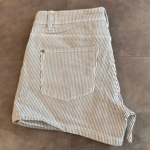 Shorts - Picture 3 of 4